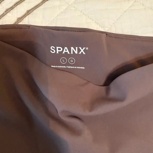 SPANX Booty Boost 7/8 Leggings - Picture 2 of 2